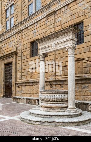 Il Rossellino fontana nel centro storico di Pienza Foto Stock