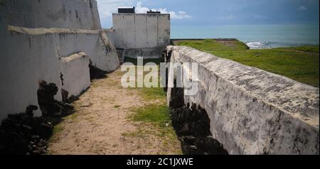 Vista esterna del castello di Elmina e della fortezza, Ghana Foto Stock