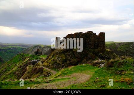 Vista al tramonto sulla chiesa di Vahramashen e sulla fortezza Amberd in Armenia Foto Stock