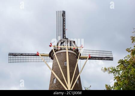 Tradizionale mulino a vento olandese nei Paesi Bassi close-up Foto Stock