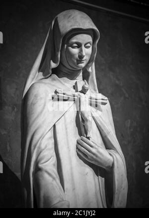 Antica statua della Vergine Maria con statua crocifissione Foto Stock