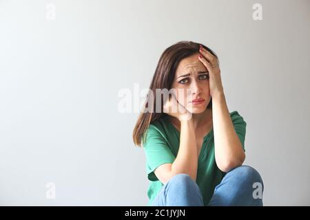 Ritratto di una donna triste che guarda pensieroso circa i suoi problemi Foto Stock