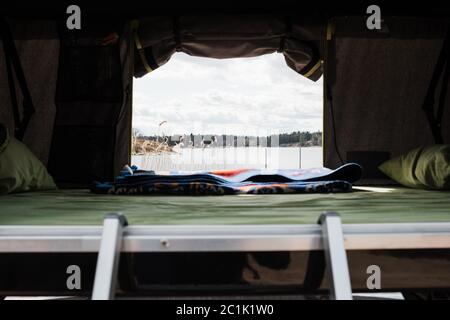 vista di un lago dalla finestra di un tetto tenda superiore Foto Stock