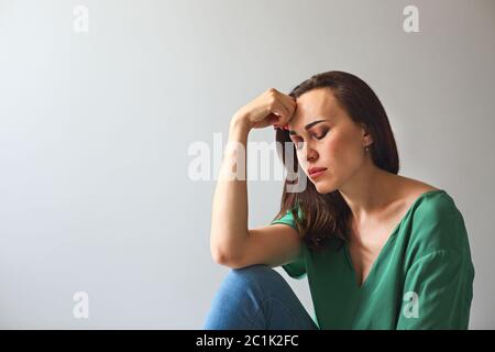 Ritratto di una donna triste che guarda pensieroso sui problemi Foto Stock