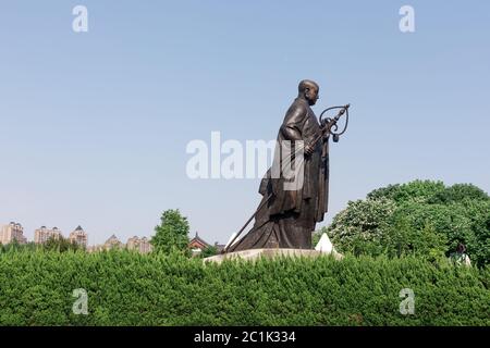 Xian,Shanxi,China.August 17,2015.Xuanzang monaco scultura in pietra nella Piazza Sud di xian dalla grande pagoda di oca selvaggia e ci e. Foto Stock