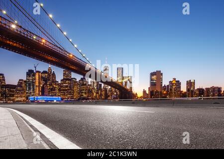 strada asfaltata vuota con skyline della città Foto Stock