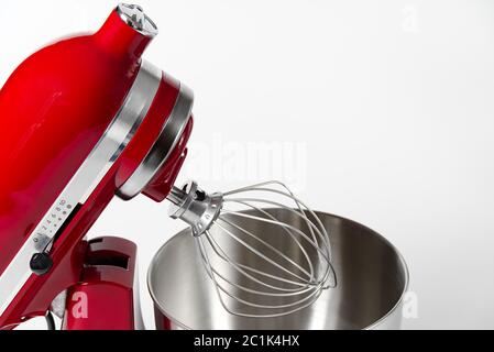 Elegante mixer rosso da cucina con percorso di ritaglio isolato su sfondo bianco. Miscelatore elettrico professionale in acciaio con frusta in metallo Foto Stock