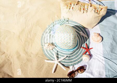 Accessori donna su sabbia da spiaggia Foto Stock