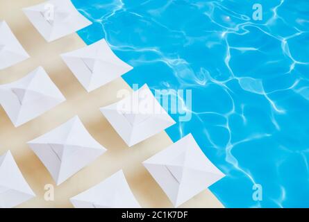 Ombrelloni bianchi su una spiaggia Foto Stock