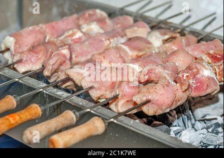 Pezzi di carne preparare sul fuoco Foto Stock