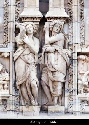 Statua sulla parete del duomo di Milano Foto Stock