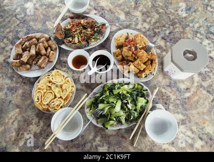 Colazione vietnamita su una piastra Foto Stock