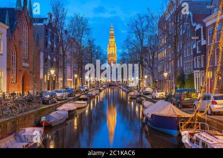 Vista della chiesa di Zuiderkerk di notte nella città di Amsterdam, Paesi Bassi Foto Stock