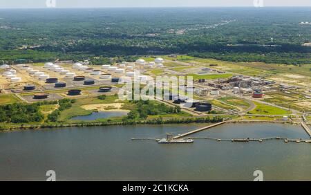 Vista dall'alto aerea petroliera sotto carico trasporto con autocisterna logistica Foto Stock