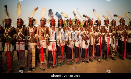 Uomini che ballano Yaake e cantano al festival Guerewol nel villaggio di InGall, Agadez, Niger Foto Stock