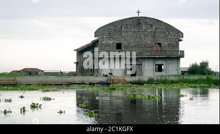 Case e chiesa in palafitte nel villaggio di Ganvie sul lago Nokoue, Benin Foto Stock