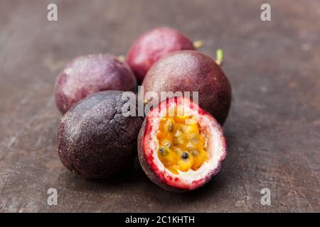 Freschi frutti della passione su un tavolo di legno. Foto Stock