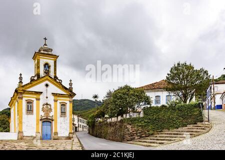 Antica chiesa storica e strade della città di Ouro Preto Foto Stock