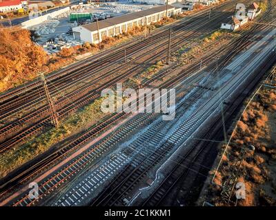 Infrastruttura del sistema di binari con treni, interruttori, ponti stradali e rotaie Foto Stock