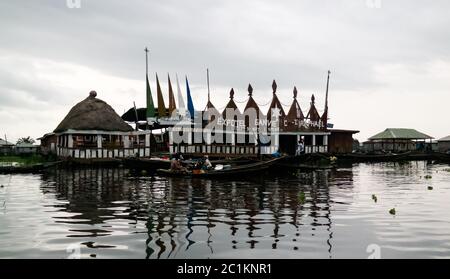 Case in palafitte nel villaggio di Ganvie Tofinu persone sul lago Nokoue, Benin Foto Stock