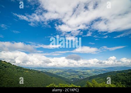 Paesaggio di Borzhava cresta dell'Ucraina sulle montagne dei Carpazi. Nuvole al di sopra dei Carpazi Foto Stock