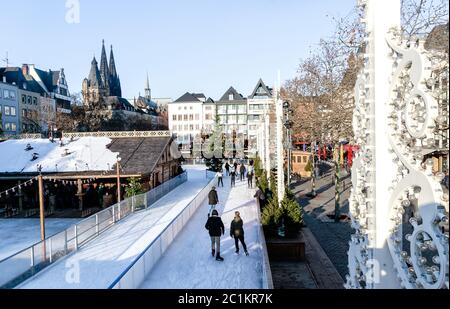 Colonia, Germania - inverno nella città vecchia. In questo clima fiabesco, una unica pista di pattinaggio si inserisce nell'Heumarkt (il mercato del fieno). Foto Stock