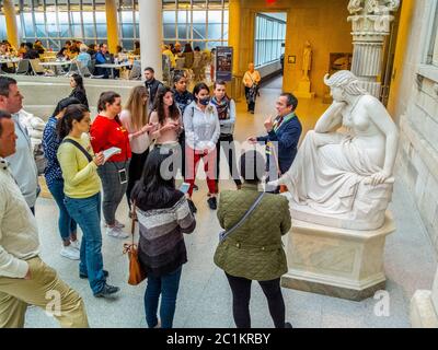 Una guida docente presso il Metropolitan Museum of Art di New York, l'ala americana, insegna ad un gruppo sulla plazasculpture del 1861 "The Libyan Sibyl" di William W. Foto Stock