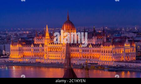 Edificio del Parlamento Ungherese al tramonto illuminato da luci rosse Foto Stock
