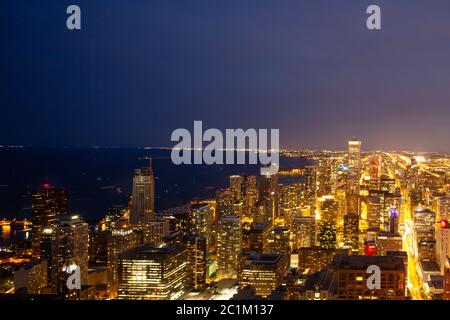 vista aerea del paesaggio urbano di chicago di notte Foto Stock