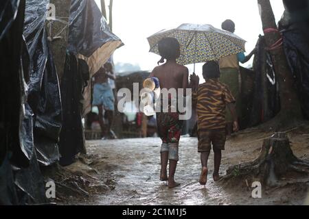 Un bambino rifugiato Rohingya che si appra a raccogliere acqua potabile nel campo profughi di Kutupalong, Bangladesh, martedì 03 ottobre 2017. Foto Stock