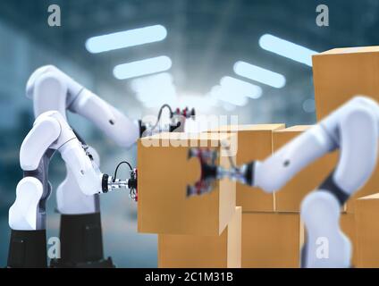 I bracci robotici trasportano la scatola di cartone per la consegna in magazzino. Foto Stock