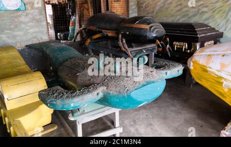 Divertente bara tradizionale a forma di professione, pescatore , Accra in Ghana Foto Stock