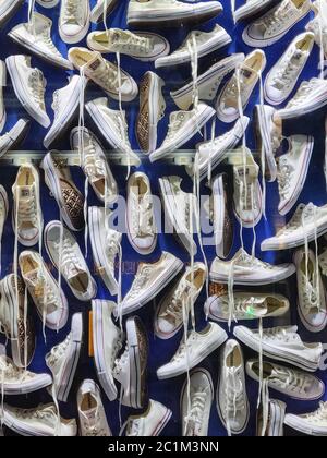 Nizhny Novgorod, Russia, 4 agosto 2018: Converse tutte le scarpe casual star scarpe sportive sneakers per la vendita Foto Stock