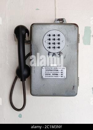 Vista frontale del vecchio telefono pubblico russo Foto Stock