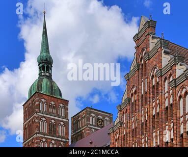 Torri della Chiesa di San Nicola e architettura di mattoni a Stralsund Foto Stock