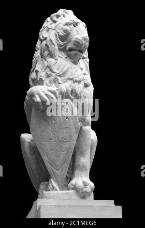 statua di leone di pietra isolata su sfondo nero Foto Stock