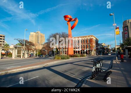 La torcia dell'amicizia Spagnolo: La Antorcha de la Amistad su e Commerce Street vicino Alamo Plaza a San Antonio, Texas, Stati Uniti. Foto Stock