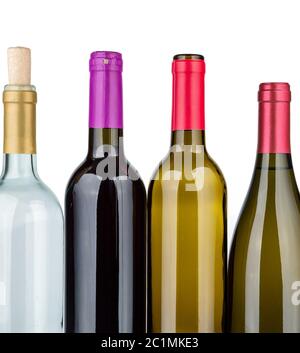 Bottiglie di vino in fila isolate su bianco Foto Stock