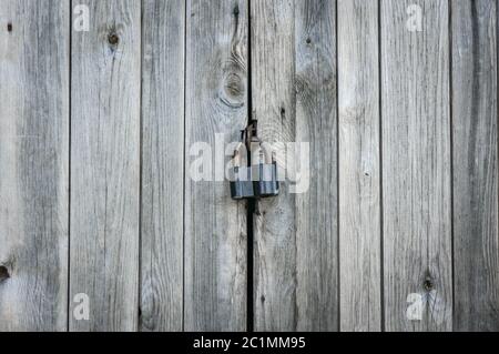 Vecchia serratura sulla porta. Serratura sulla porta di un antico casale. Vero stile villaggio Foto Stock