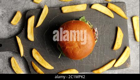 Composizione di hamburger con patatine fritte Foto Stock