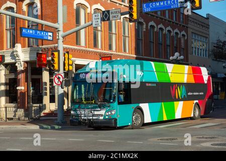 San Antonio TRAMITE autobus pubblico Route 40 Viva Missions su Alamo Plaza nel centro di San Antonio, Texas, Stati Uniti. Foto Stock