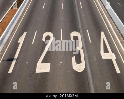 1 2 3 4 indicazioni stradali su Empty Avenue Foto Stock