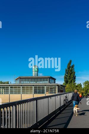 Sulla strada per la SBahn Foto Stock
