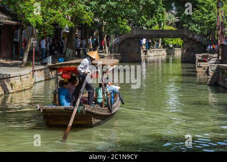 Shanghai, Cina - 23 maggio 2018: Crociera in barca sul canale nella città d'acqua di Zhujiajiao Foto Stock