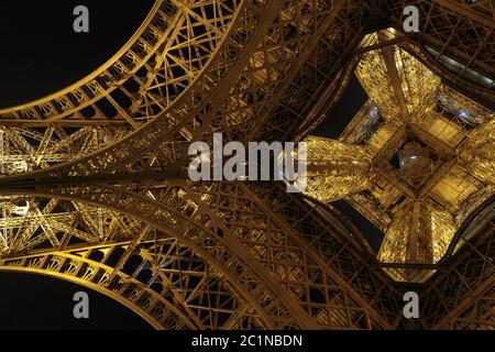 Parigi, Francia, marzo 27 2017: Torre Eiffel con illuminazione notturna Foto Stock