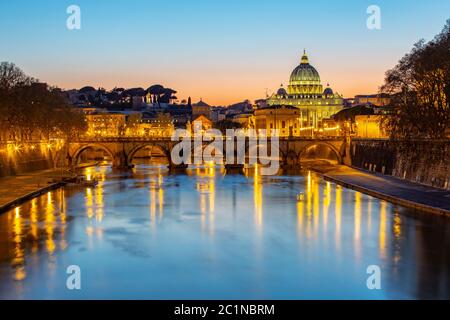 Vista notturna della Basilica di San Pietro in Vaticano Foto Stock