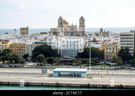 Spagna, Porto di Cadice con la Cattedrale della Santa Croce sul mare Foto Stock