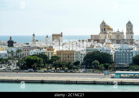 Spagna, Porto di Cadice con la Cattedrale della Santa Croce sul mare Foto Stock