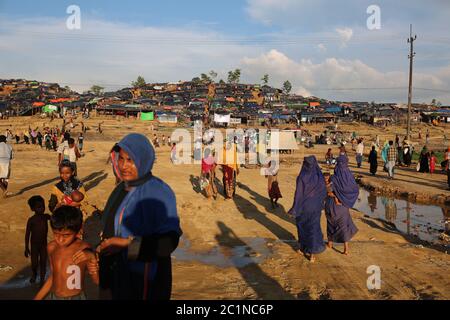 Rohingya persone viste al campo profughi di Palangkhali a Cox's Bazar, Bangladesh, Mercoledì 4 ottobre 2017 Foto Stock