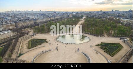 Parigi, Francia, marzo 28 2017: Vista aerea dalla ruota panoramica del Giardino delle Tuileries e del palazzo del Louvre Foto Stock